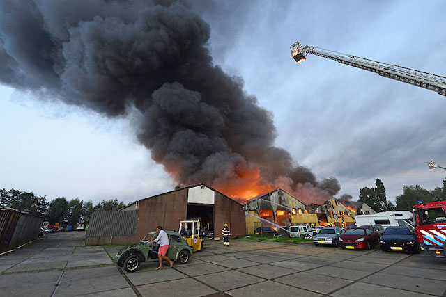 2017/172/20170828-06u39 GB 065 Zeer grote brand Raasdorperweg.jpg